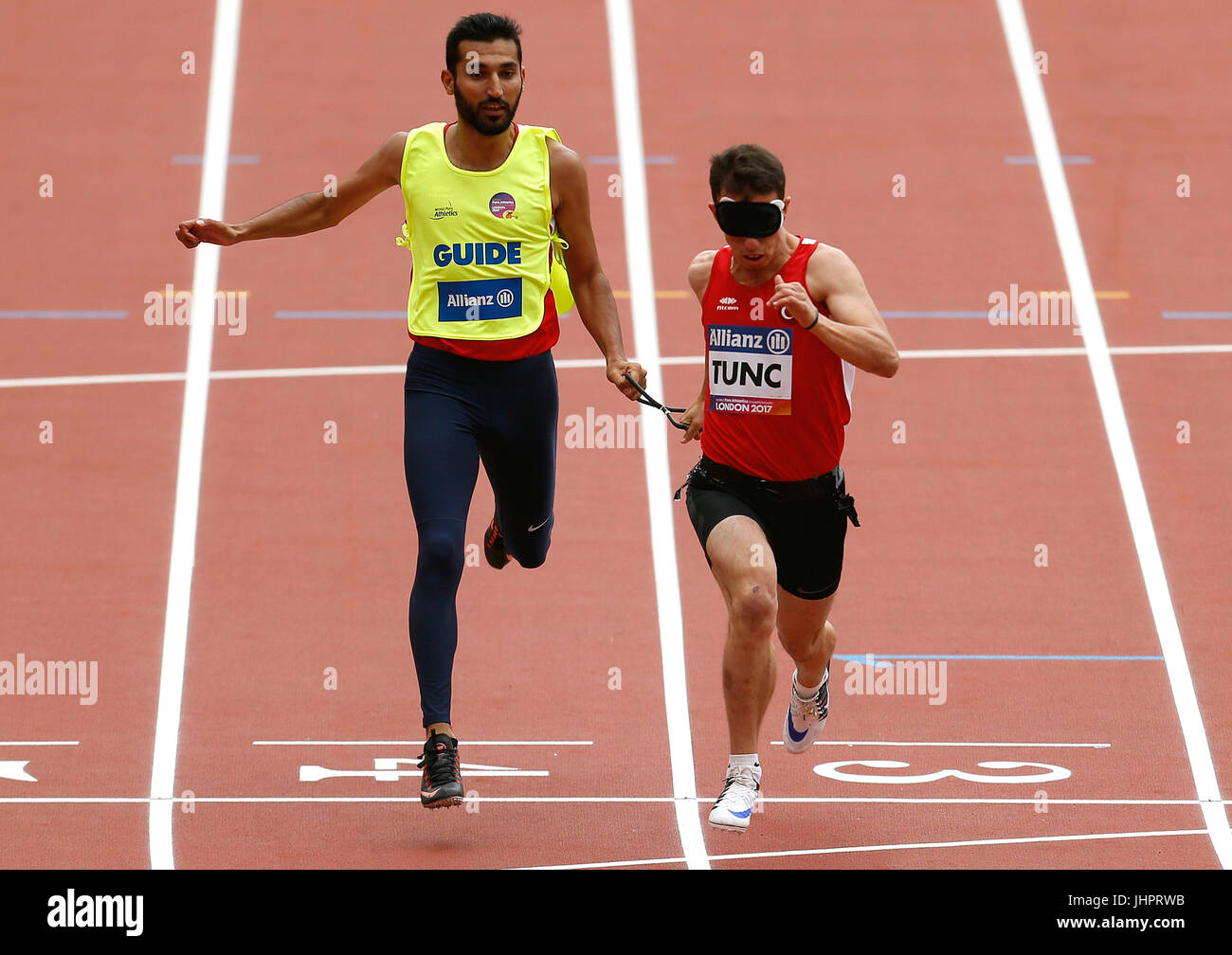 La Turchia Mehmet Tunc compete in uomini della T11 100m 1 di calore durante il giorno due del 2017 World Para di Atletica a Londra Stadium. Foto Stock
