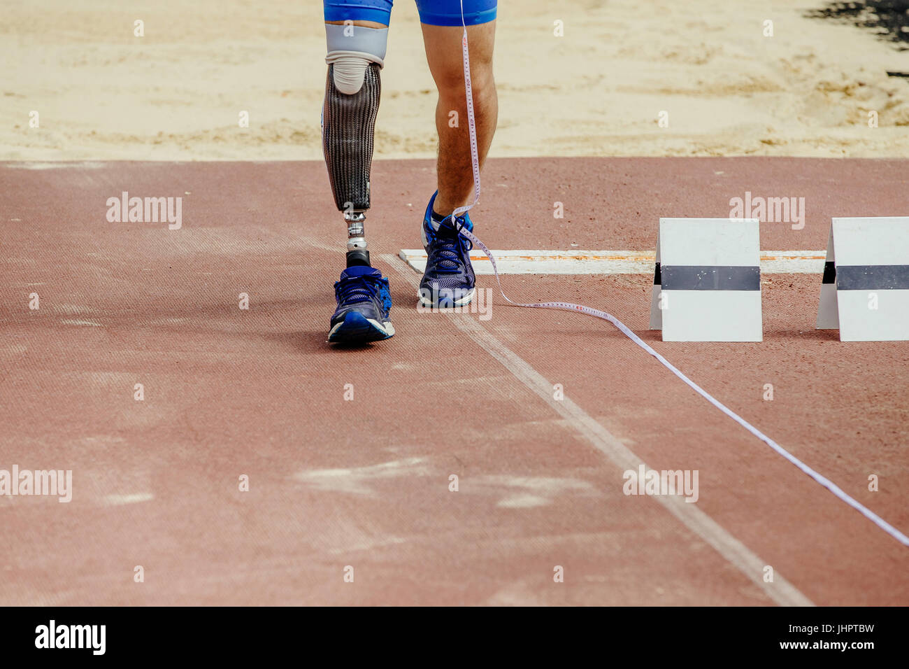 Gamba atleta handicap paralimpico salto in lungo via stadium Foto Stock