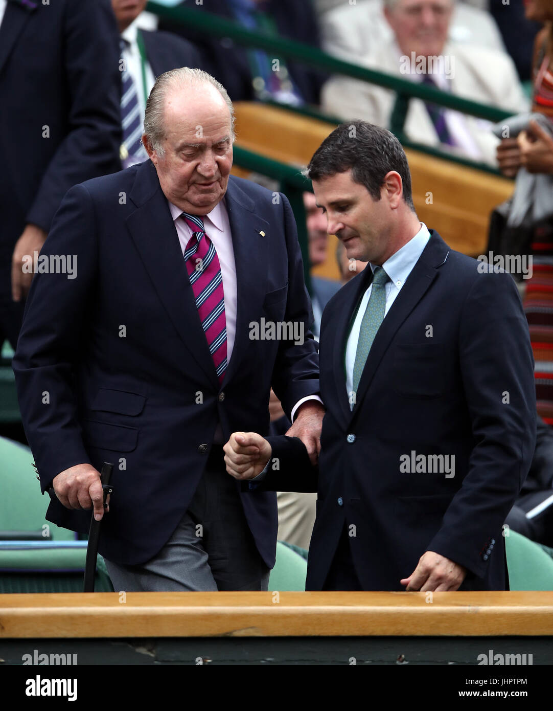 Juan Carlos I di Spagna nel royal box del Centre Court il giorno dodici dei campionati di Wimbledon al All England Lawn Tennis e Croquet Club, Wimbledon. Foto Stock