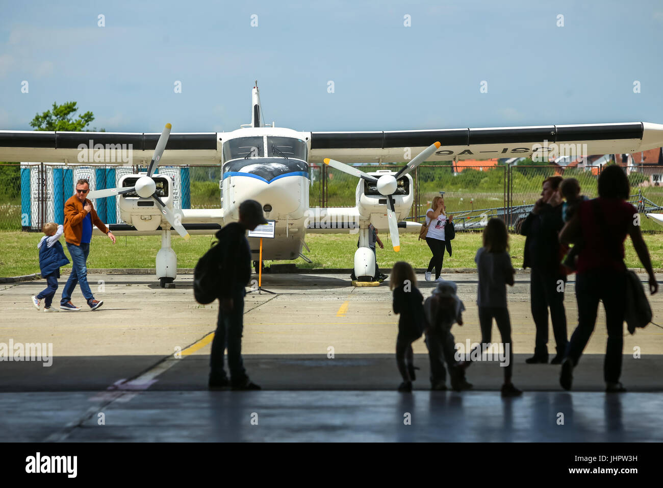 VELIKA Gorica, Croazia - 13 Maggio 2017 : la gente in un hangar uscire con il Dornier Do28 D2 Skyservant aeromobili esposti in background all'AIRVG2 Foto Stock