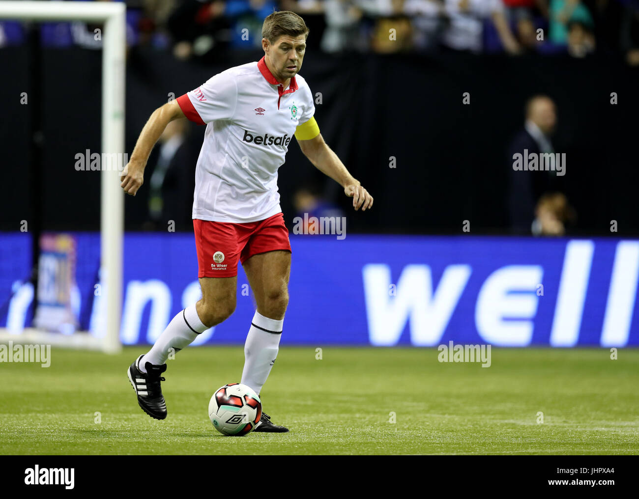 L'Inghilterra Steven Gerrard durante la stella Sixes torneo all'O2 Arena, Londra. Foto Stock