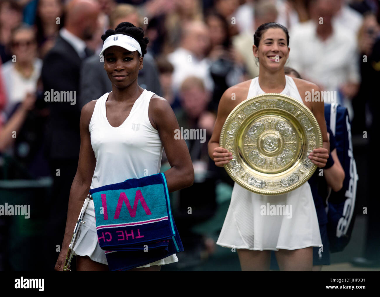 Garbine Muguruza e Venus Williams (sinistra) con i loro trofei dopo la Ladie singoli final del giorno dodici dei campionati di Wimbledon al All England Lawn Tennis e Croquet Club, Wimbledon. Foto Stock
