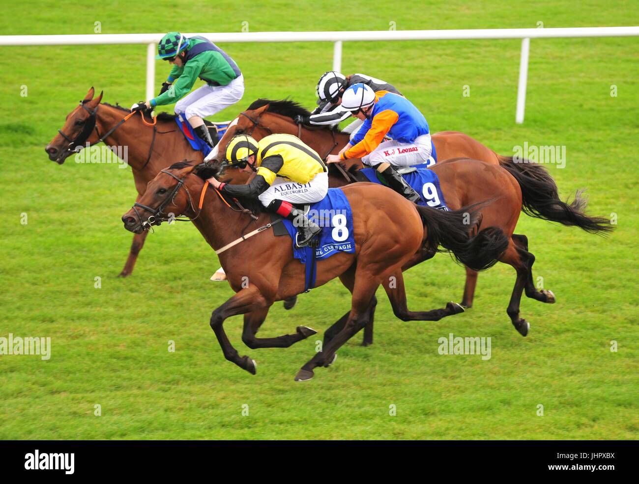 Severus cavalcato da Pat Smullen (numero 8) vincere il K Club Handicap durante il giorno uno del Darley Irish Oaks Weekend al Curragh Racecourse. Foto Stock