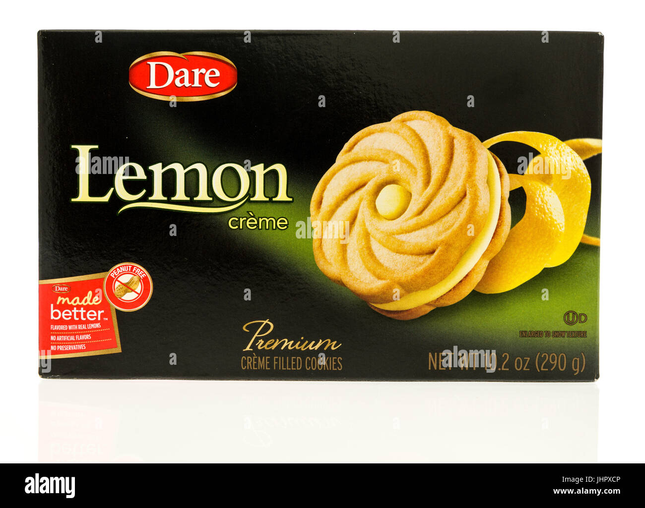 Winneconne, WI - 15 Luglio 2017: una scatola di osare crema di limone riempito i cookie su un isolato sfondo. Foto Stock
