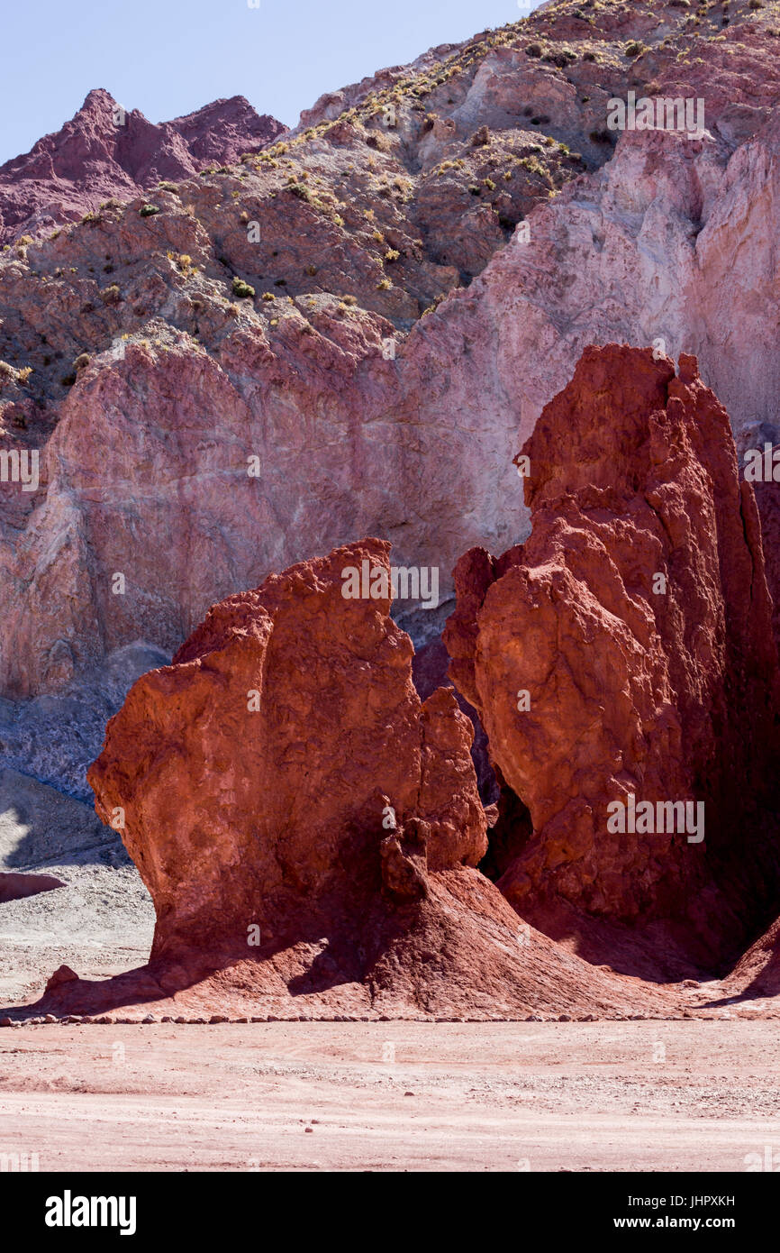Rainbow Valley nel deserto di Atacama nel Cile. I minerali ricchi di rocce del Domeyko montagne dare la valle ai vari colori dal rosso al verde. Foto Stock