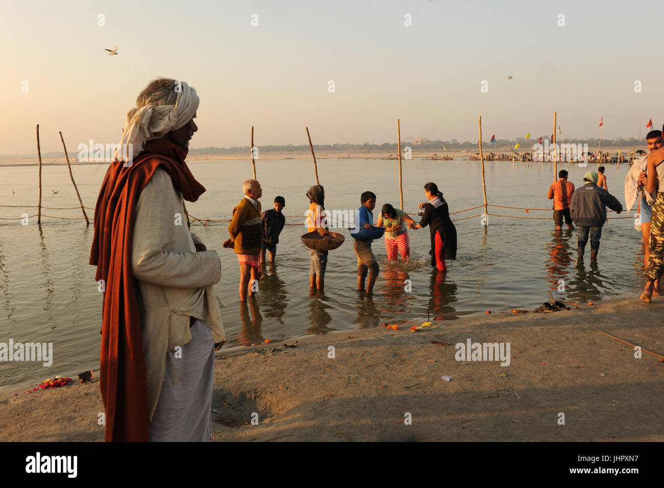Devoti indù bagnarsi presso le rive del Gange a la Triveni Sangam a Allahabad, Uttar Pradesh, India Foto Stock