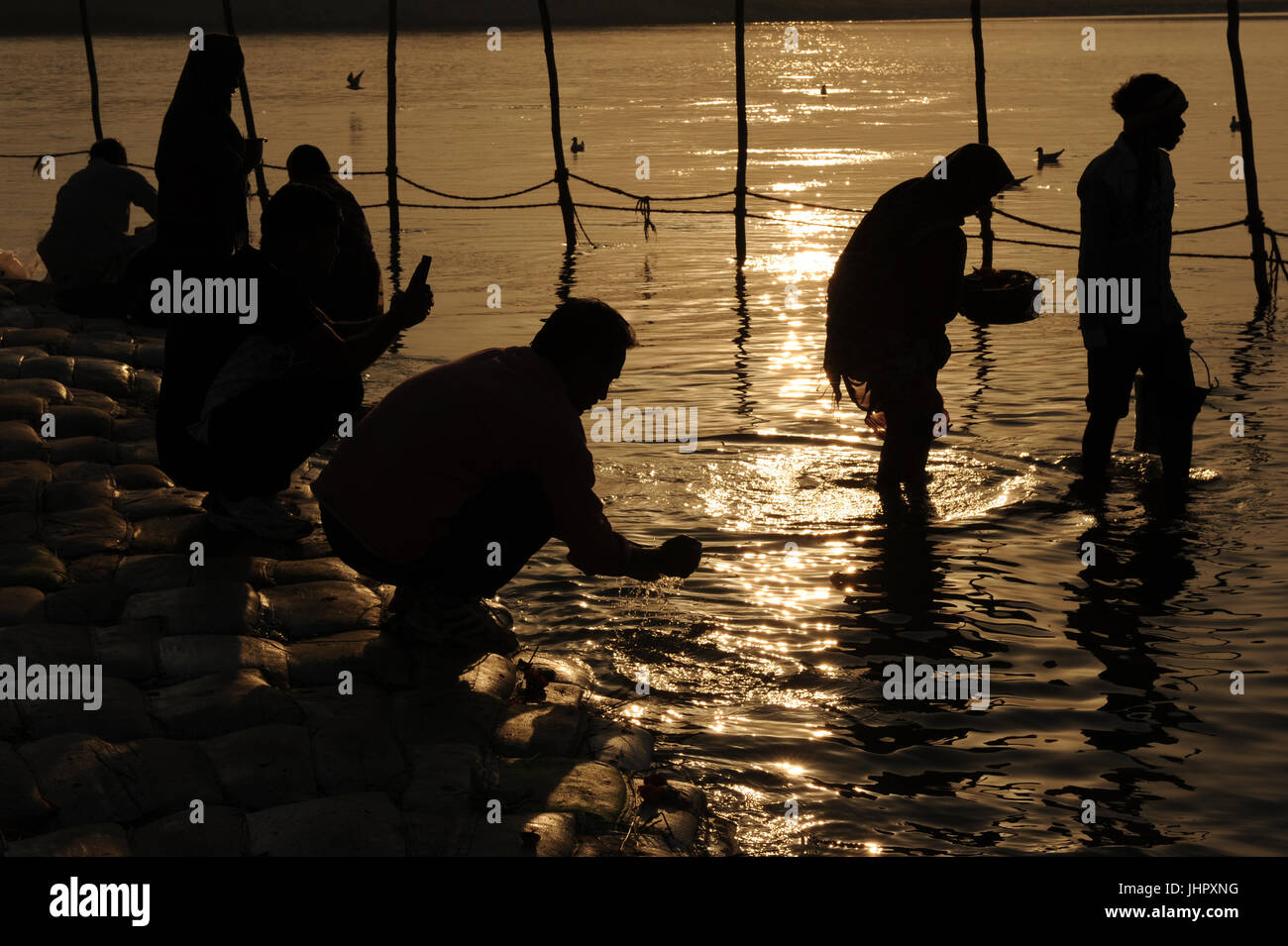 Devoti indù bagno a le rive del Gange a la Triveni Sangam a Allahabad, Uttar Pradesh, India Foto Stock