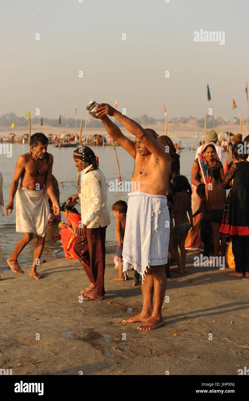 Devoti indù bagno a le rive del Gange a la Triveni Sangam a Allahabad, Uttar Pradesh, India Foto Stock