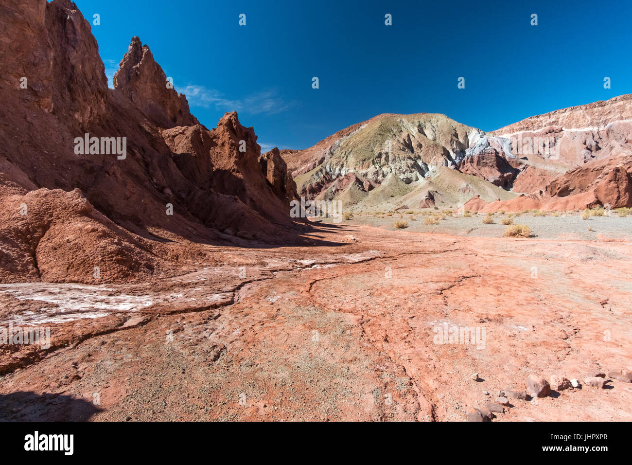 Rainbow Valley nel deserto di Atacama nel Cile. I minerali ricchi di rocce del Domeyko montagne dare la valle ai vari colori dal rosso al verde. Foto Stock