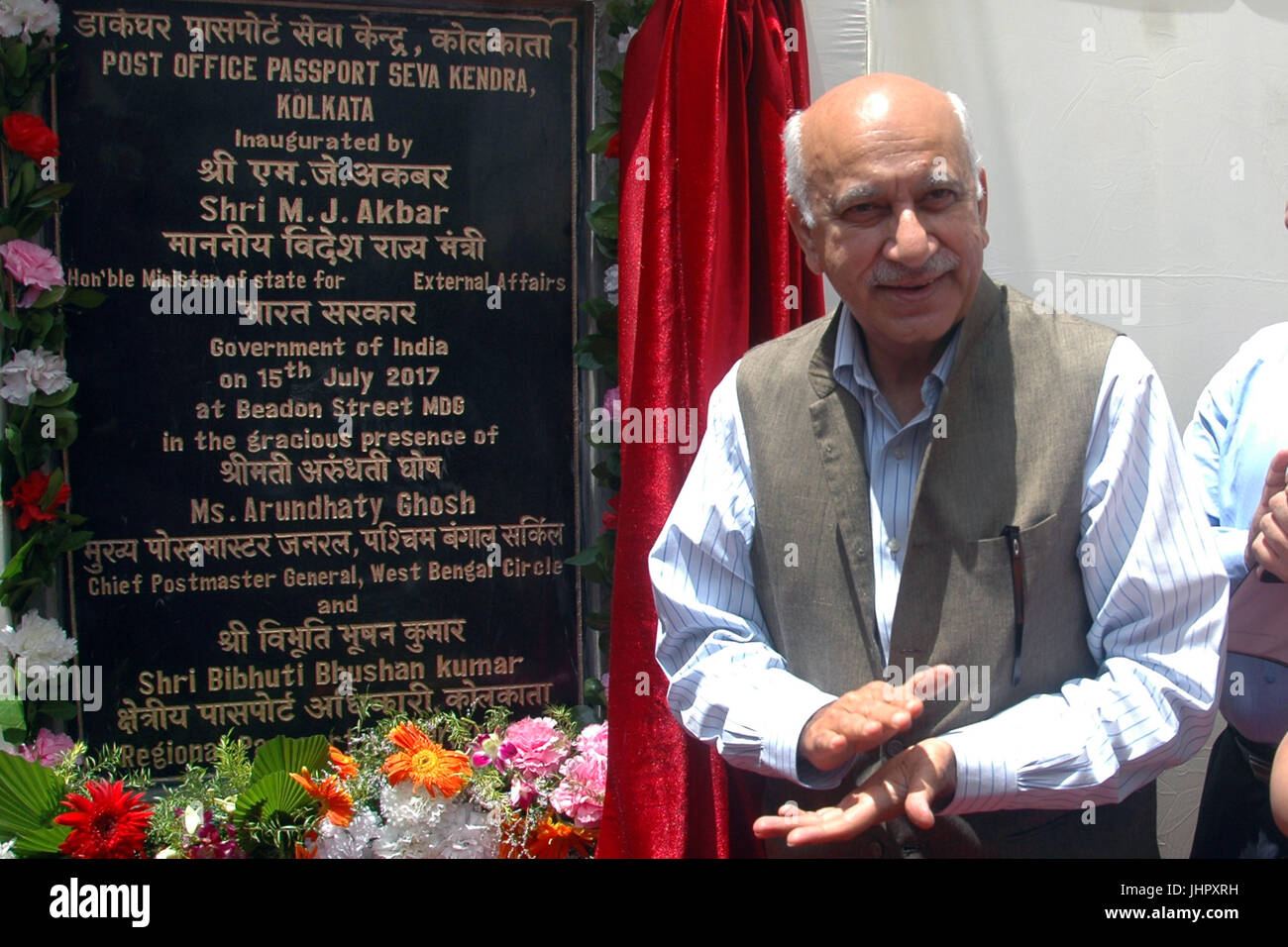 Kolkata, India. Il 15 luglio 2017. Ministro di Stato per gli affari esterni M.J. Akbar inaugura il "Post Office Passaporto Seva Kendra " (POPSK) a Beadon Street e Krishnanagar in Kolkata. Credito: Saikat Paolo/Pacific Press/Alamy Live News Foto Stock