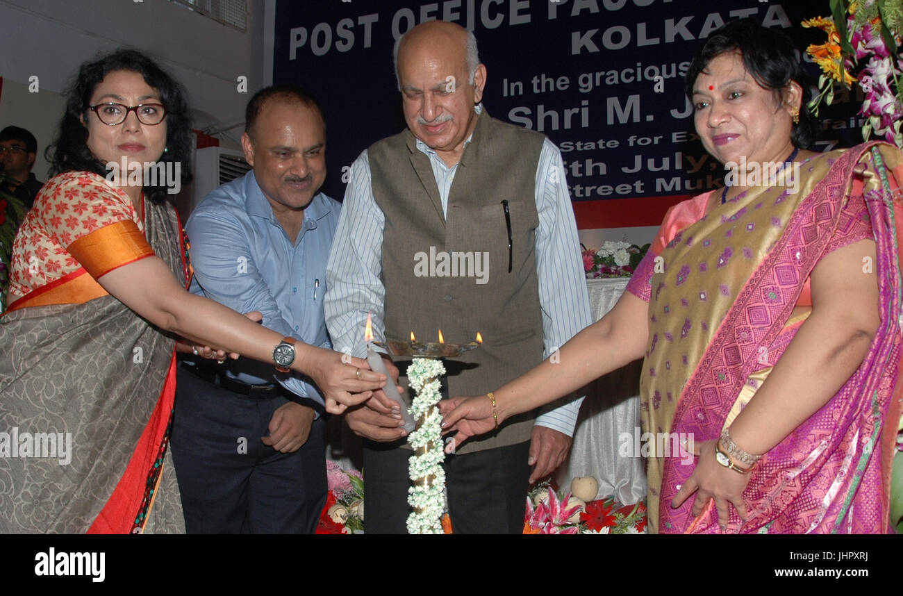Kolkata, India. Il 15 luglio 2017. Ministro di Stato per gli affari esterni M.J. Akbar (secondo da destra) inaugura il "Post Office Passaporto Seva Kendra " (POPSK) a Beadon Street e Krishnanagar in Kolkata. Credito: Saikat Paolo/Pacific Press/Alamy Live News Foto Stock