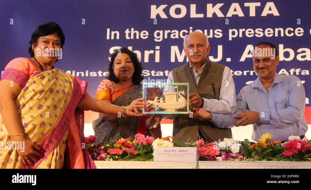 Kolkata, India. Il 15 luglio 2017. Ministro di Stato per gli affari esterni M.J. Akbar (secondo da destra) inaugura il "Post Office Passaporto Seva Kendra " (POPSK) a Beadon Street e Krishnanagar in Kolkata. Credito: Saikat Paolo/Pacific Press/Alamy Live News Foto Stock
