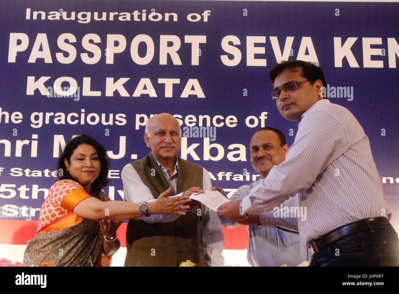 Kolkata, India. Il 15 luglio 2017. Ministro di Stato per gli affari esterni M.J. Akbar (secondo da sinistra) inaugura il "Post Office Passaporto Seva Kendra " (POPSK) a Beadon Street e Krishnanagar in Kolkata. Credito: Saikat Paolo/Pacific Press/Alamy Live News Foto Stock