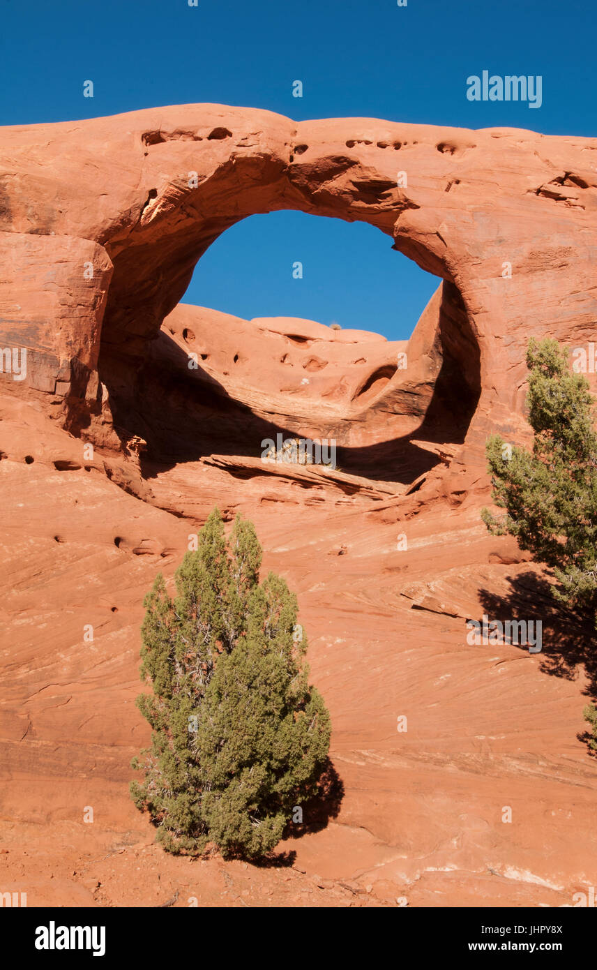 Arco di luna di miele, Monument Valley Navajo Tribal Park, Arizona Foto Stock