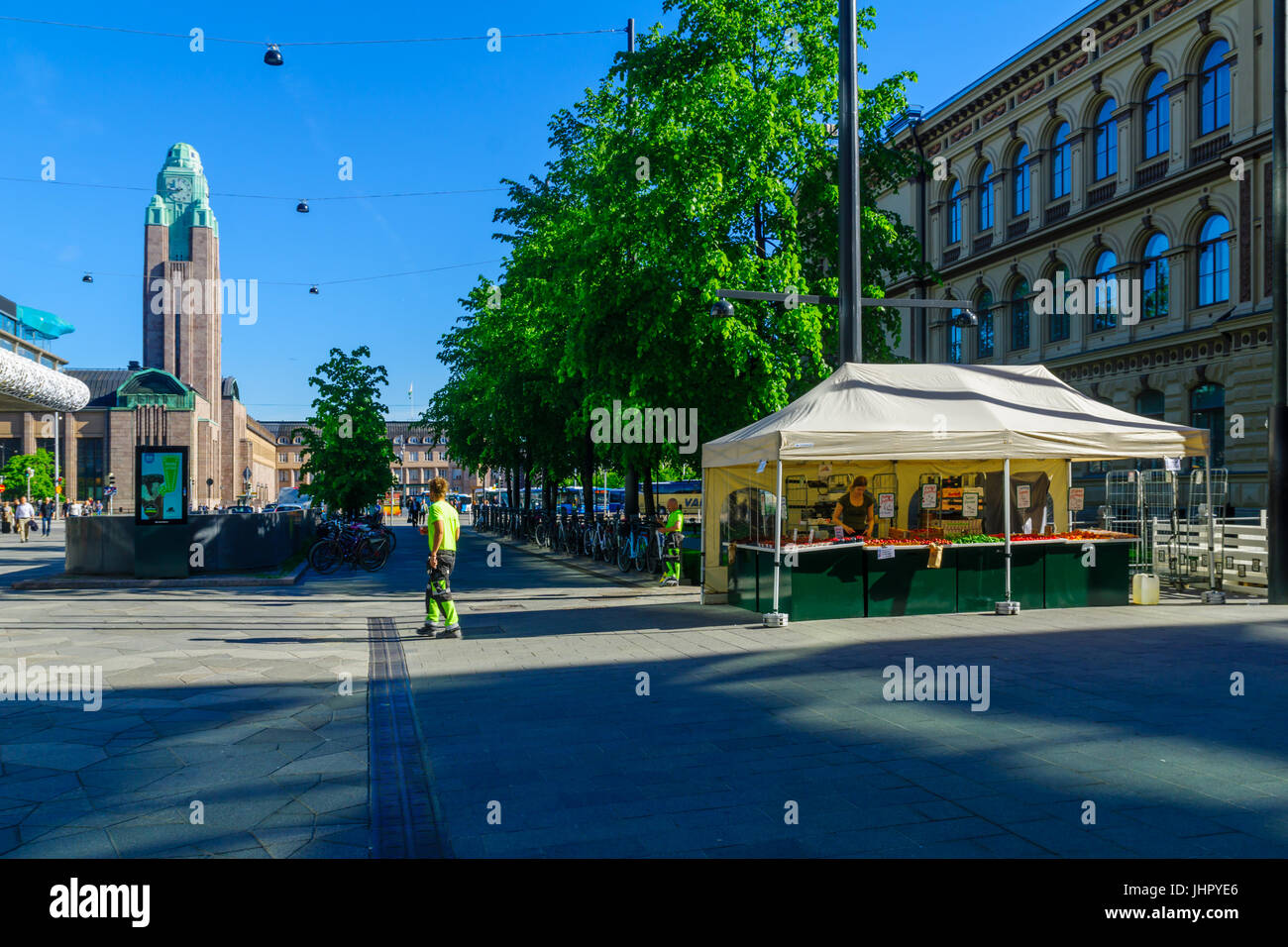 HELSINKI, Finlandia - 16 giugno 2017: scene di strada nel centro della città, con frutta venditore, stazioni ferroviarie, la gente del posto e i turisti, a Helsinki in Finlandia Foto Stock