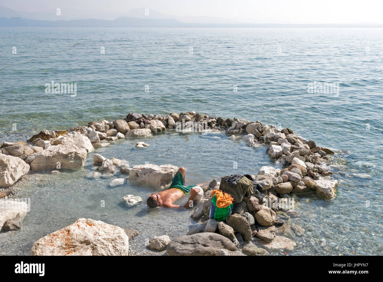 Lago di Garda SIRMIONE persona adagiata in una piscina termale in riva al lago Foto Stock