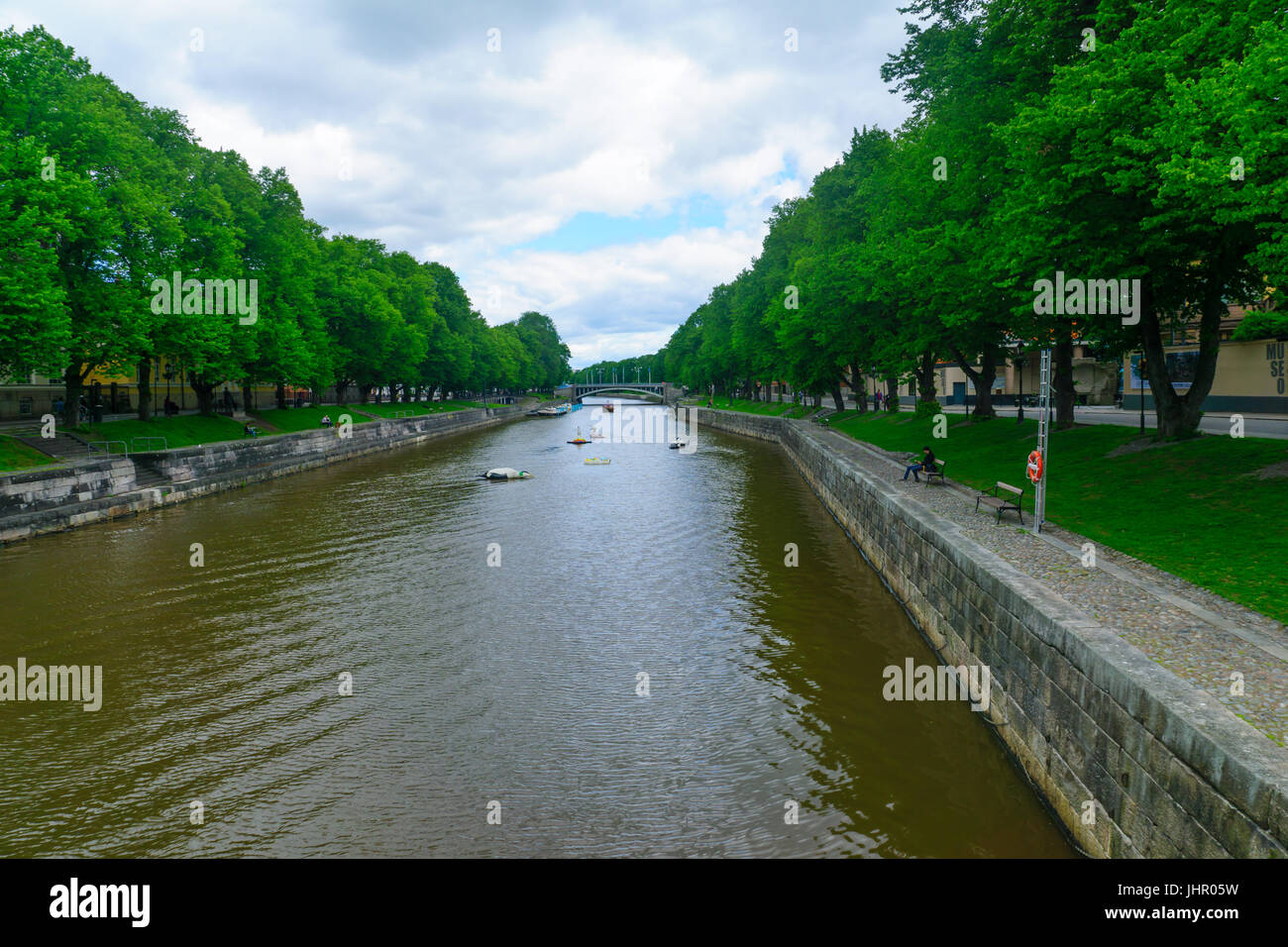 TURKU, Finlandia - 23 giugno 2017: vista del fiume Aura, con la gente del posto e i turisti, a Turku, in Finlandia Foto Stock