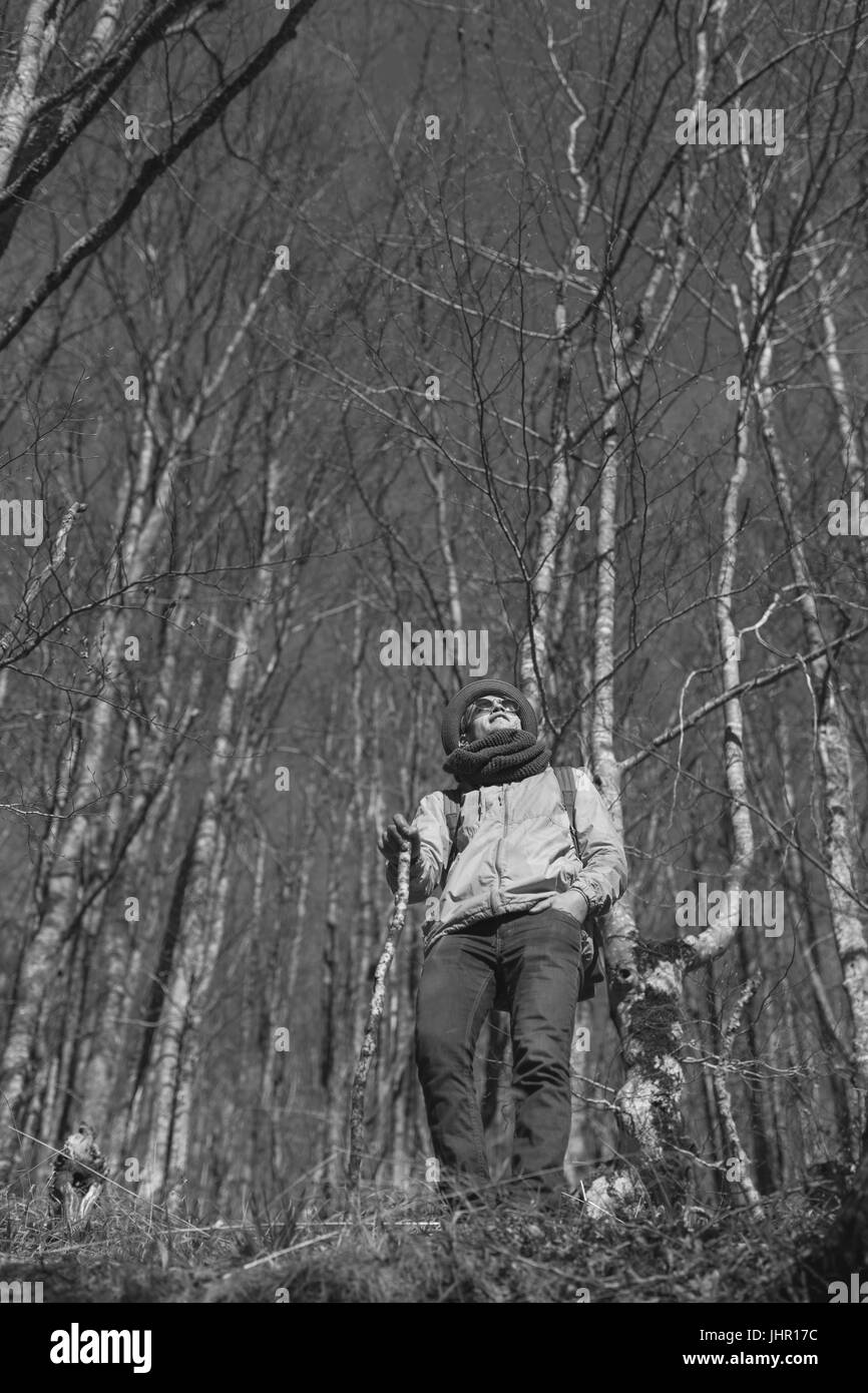 Giovane uomo in piedi nella foresta ed esplorare, la libertà e il concetto di natura Foto Stock