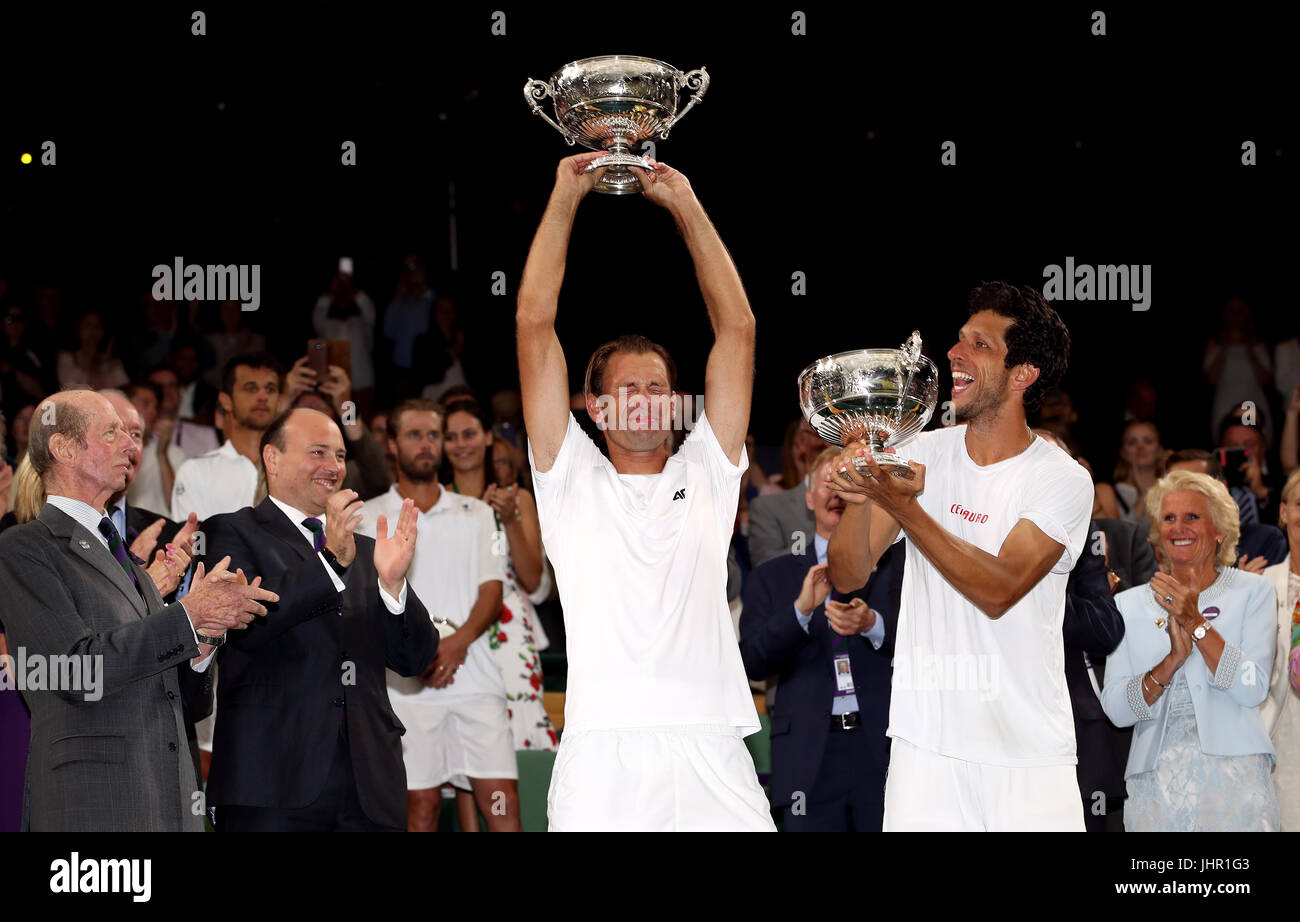 Lukasz Kubot (sinistra) e Marcelo Melo con i loro trofei dopo aver vinto il gentlemen's raddoppia il giorno dodici dei campionati di Wimbledon al All England Lawn Tennis e Croquet Club, Wimbledon. Foto Stock