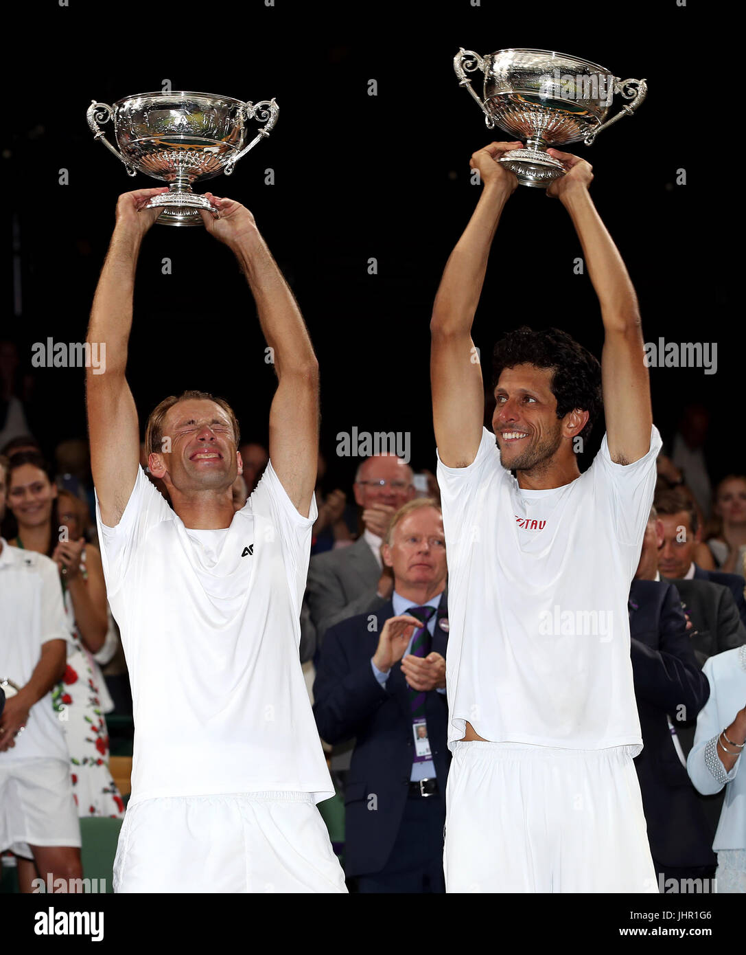 Lukasz Kubot (sinistra) e Marcelo Melo con i loro trofei dopo aver vinto il gentlemen's raddoppia il giorno dodici dei campionati di Wimbledon al All England Lawn Tennis e Croquet Club, Wimbledon. Foto Stock