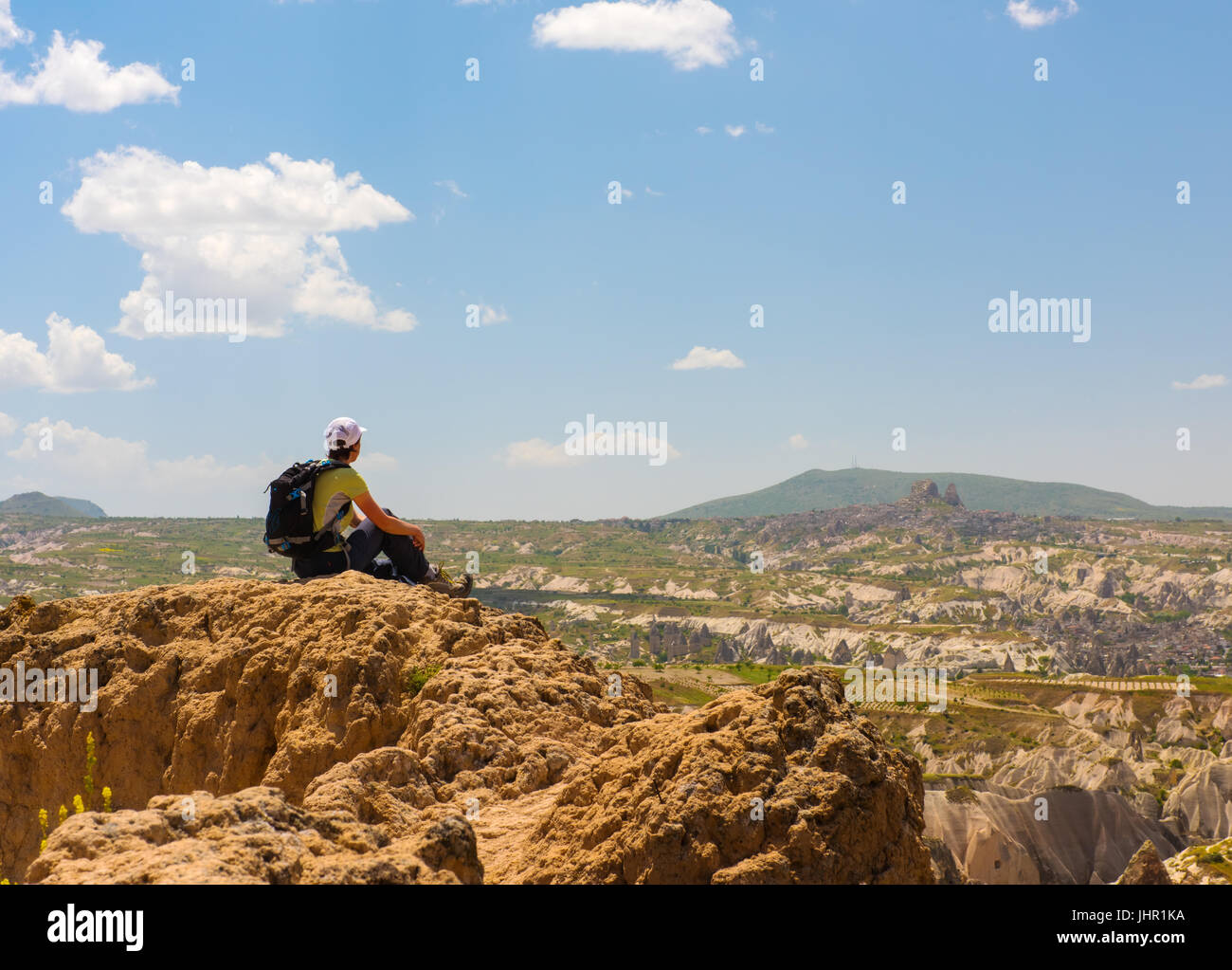 Sportivo da donna escursionista sulla cima della montagna Foto Stock