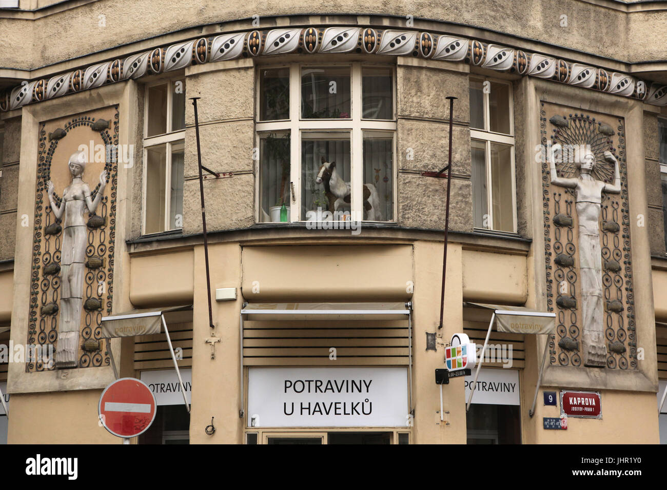 Cavallo Giocattolo visto nella finestra della casa di entrate in via di KAPROVA nella Staré Město (Città Vecchia) a Praga, Repubblica Ceca. Due pannelli di maioliche dall austriaco scultore Richard Luksch ha (1910) visto sulla destra e sinistra. Foto Stock