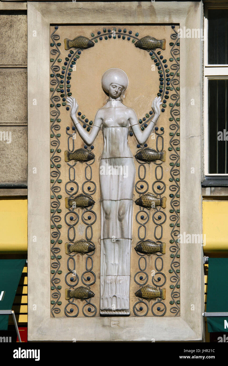 Giovani donne circondato da pesce raffigurato nel pannello in maiolica dall austriaco scultore Richard Luksch ha (1910) sulle entrate casa in via di KAPROVA nella Staré Město (Città Vecchia) a Praga, Repubblica Ceca. Foto Stock
