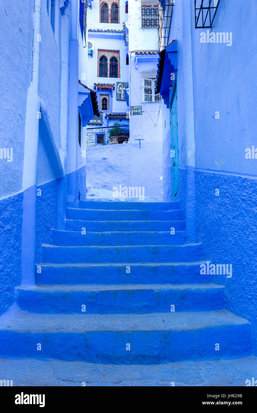 Strada e edificio a Chefchaouen, la città blu in Marocco. Vecchia città tradizionale. Destinazione di viaggio concetto. Foto Stock