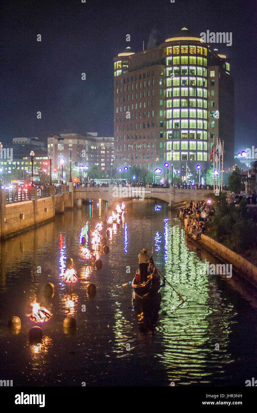 Waterfire a Providence, RI è molto popolare e spettacolare evento che si verifica più volte ogni estate. Foto Stock