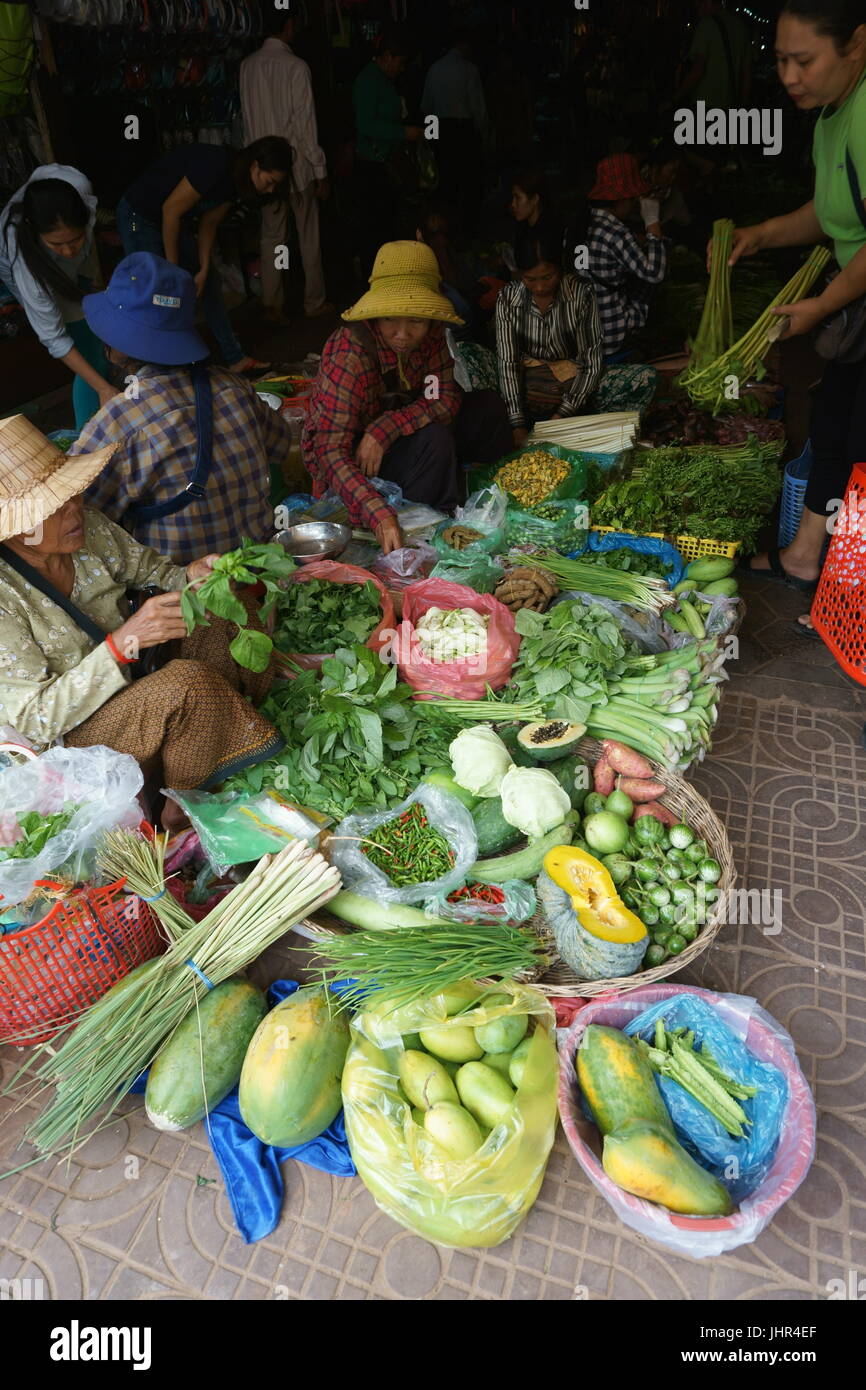 Signora vendita di verdure al Mercato Vecchio in Siam Reap, Cambogia Foto Stock