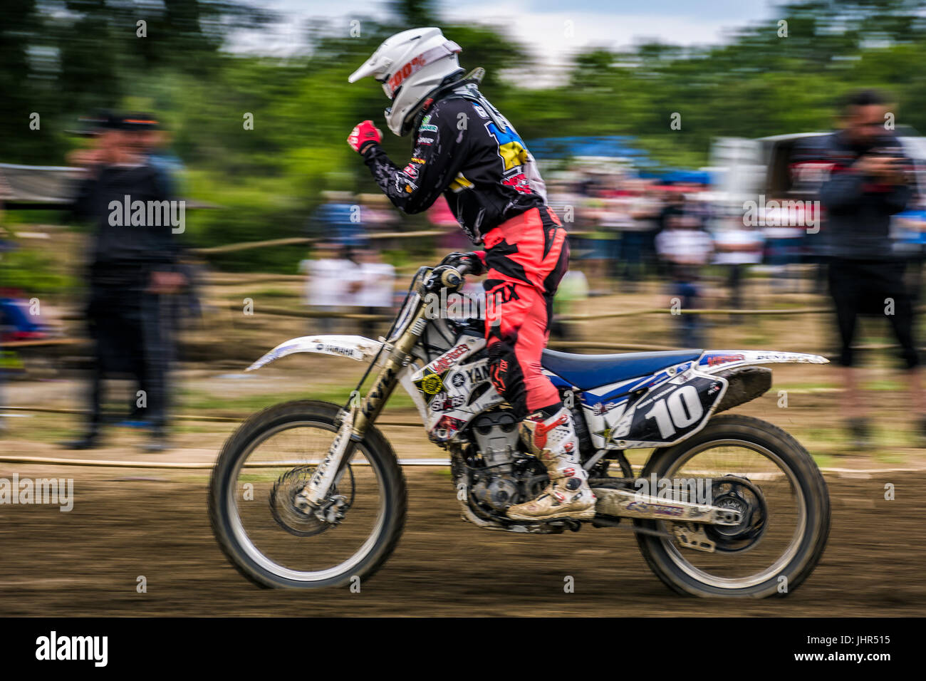 Uzhgorod, Ucraina - 21 Maggio 2017: MX rider finire la gara. Motion Blur con battenti sporco. Transcarpazia regionale campionato di motocross Foto Stock