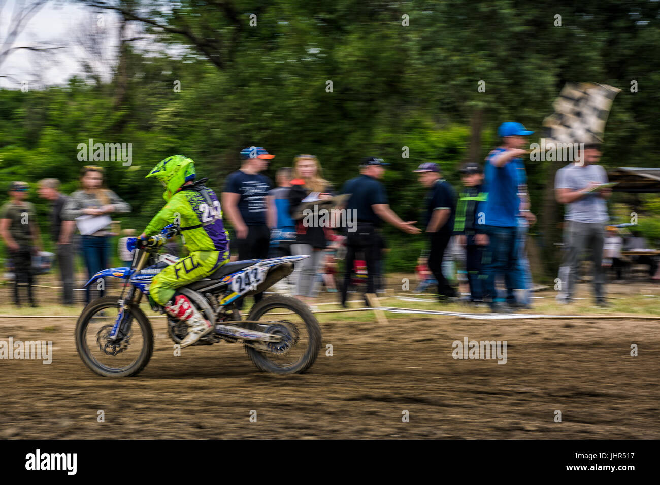 Uzhgorod, Ucraina - 21 Maggio 2017: MX rider finire la gara. Motion Blur con battenti sporco. Transcarpazia regionale campionato di motocross Foto Stock