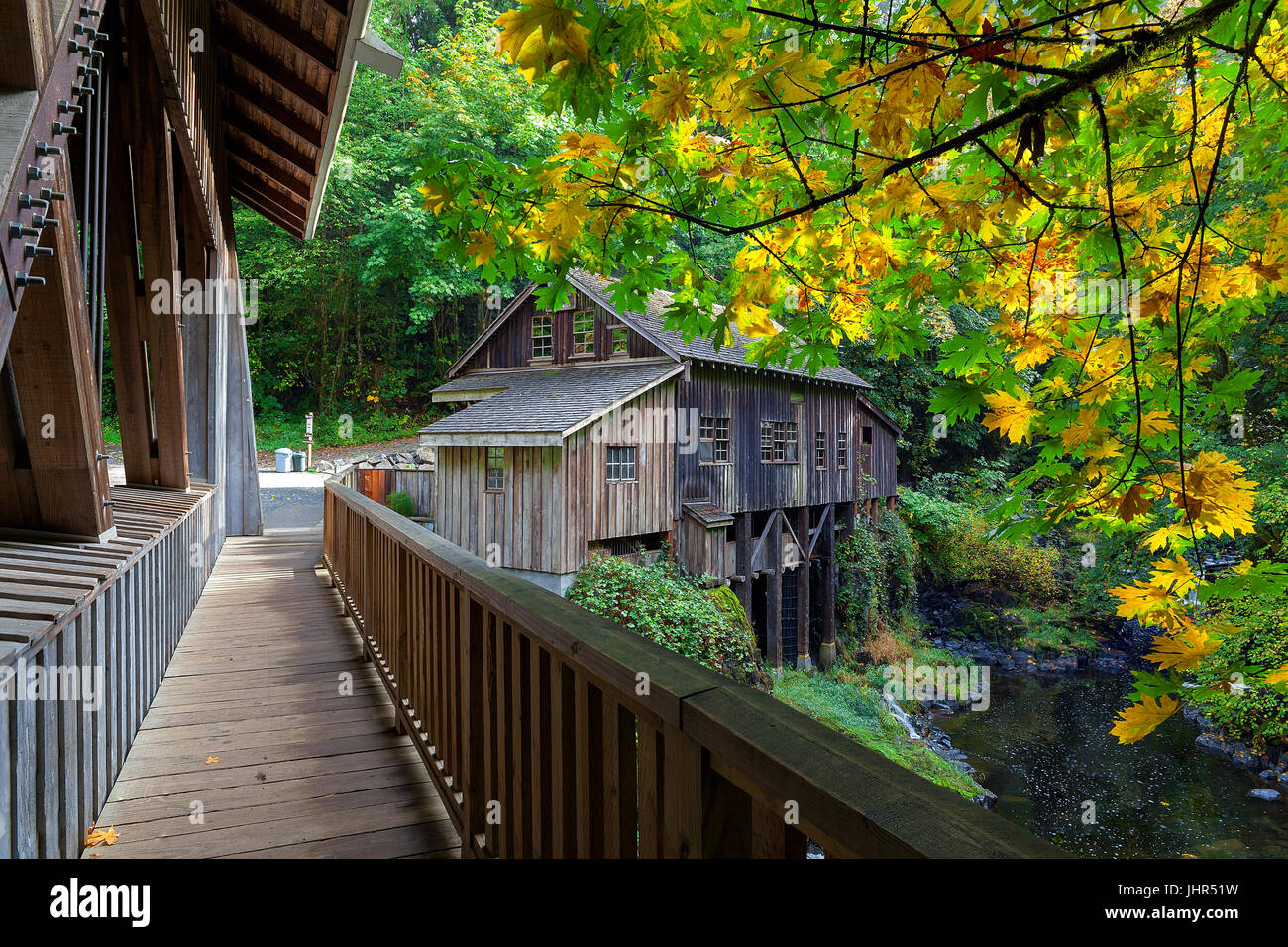 Il Cedar Creek Grist Mill nello Stato di Washington durante la stagione autunnale Foto Stock