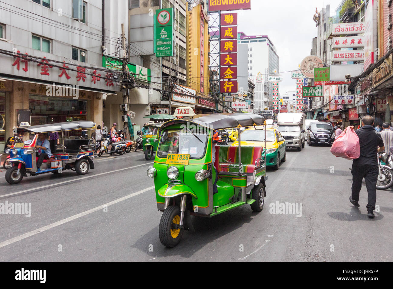 Tuk tuks e altri tipi di traffico in una tipica scena sulla strada Yaowarat, Chinatown, Bangkok, Thailandia Foto Stock