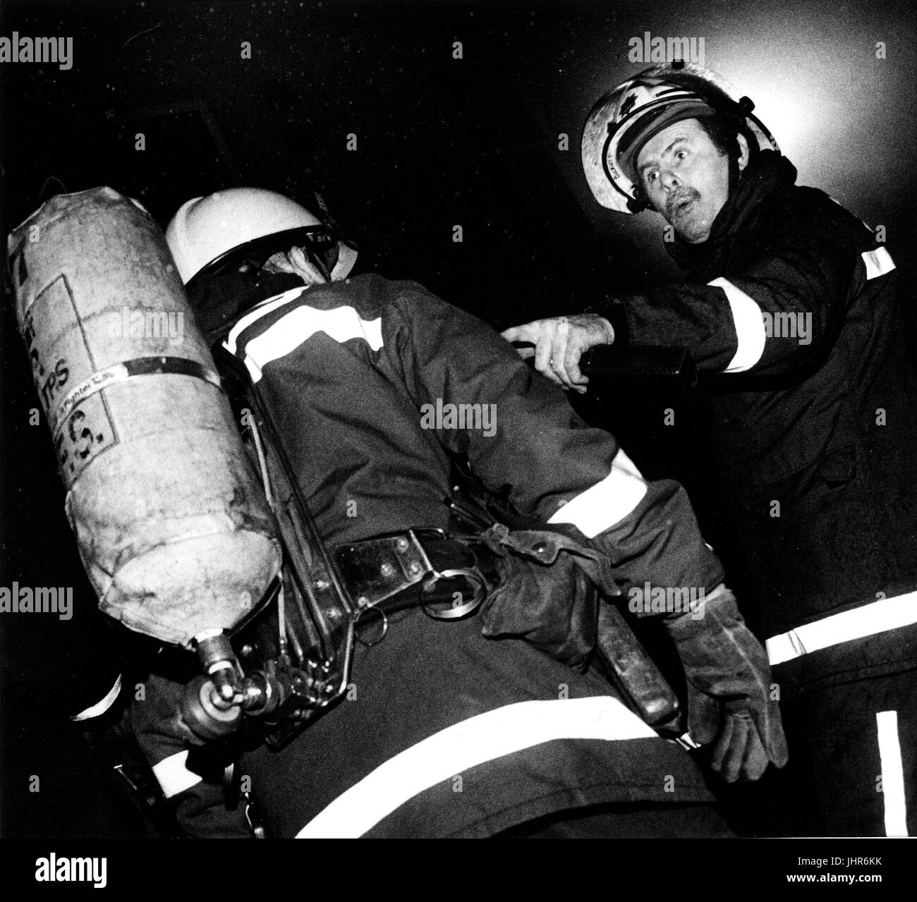 Responsabile della stazione da West Midlands Vigili del Fuoco dà ordini a fire fighter circa per entrare in combustione edificio in Wolverhampton Foto Stock Responsabile della stazione da West Midlands Vigili del Fuoco dà ordini a fire fighter circa per entrare in combustione edificio in Wolverhampton Foto Stock