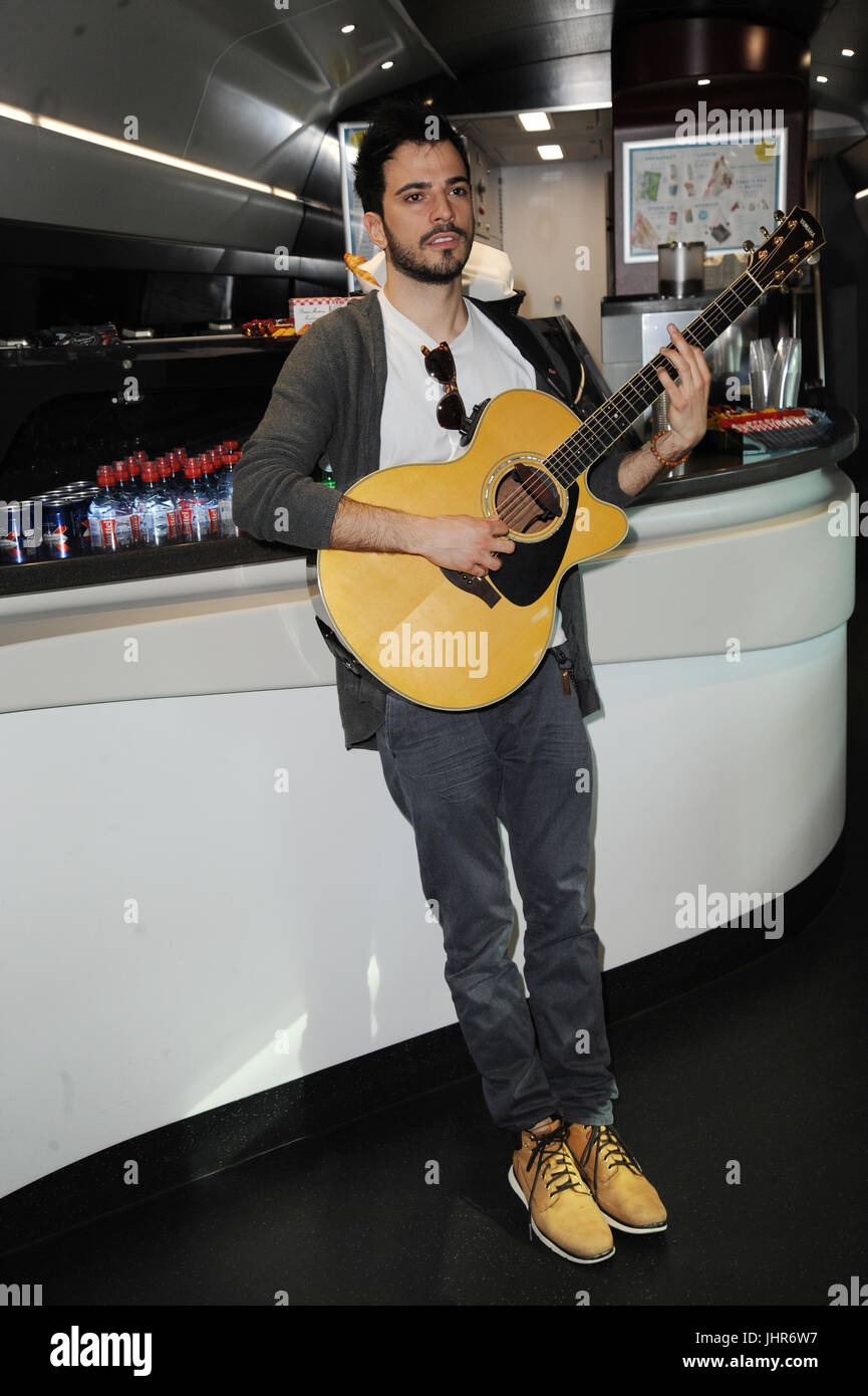 Luca Fiore, Eurostar vincitore dello scorso anno Buskers concorso teste a Parigi in Eurostar per eseguire in alcuni di Parigi iconici luoghi. Dotato di: Luca Fiore dove: Londra, Regno Unito quando: 14 giu 2017 Credit: WENN.com Foto Stock