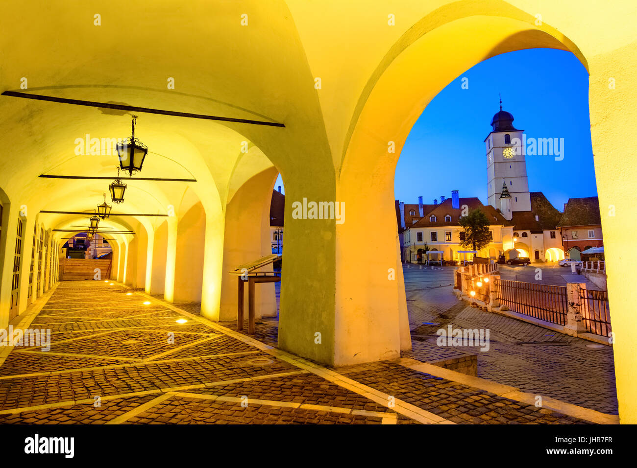 Twilight immagine della torre del consiglio nella piccola piazza del centro di Sibiu, Transilvania, Romania. Foto Stock