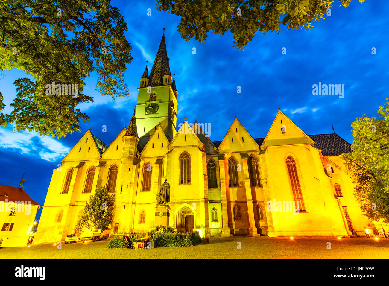 Vista notturna di Saint Mary Cattedrale luterana nella città di Sibiu,Transilvania, Romania Foto Stock