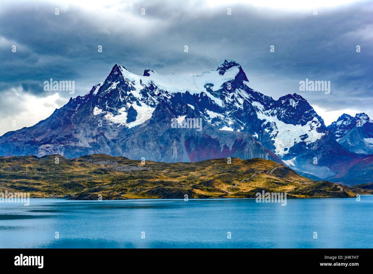 Torres del Paine oltre il lago pehoe, Patagonia, Cile - Patagonia meridionale del campo di ghiaccio, magellanes regione del sud america Foto Stock