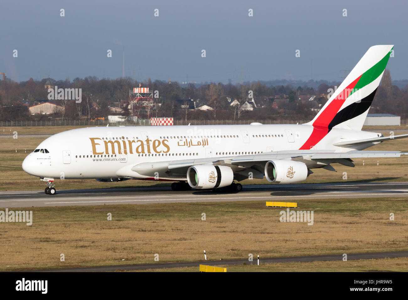 DUSSELDORF, Germania - 16 DIC 2016: Airbus A380 aereo da Emirates Airline rullaggio dalla pista dopo lo sbarco su Dusseldorf Airport Foto Stock
