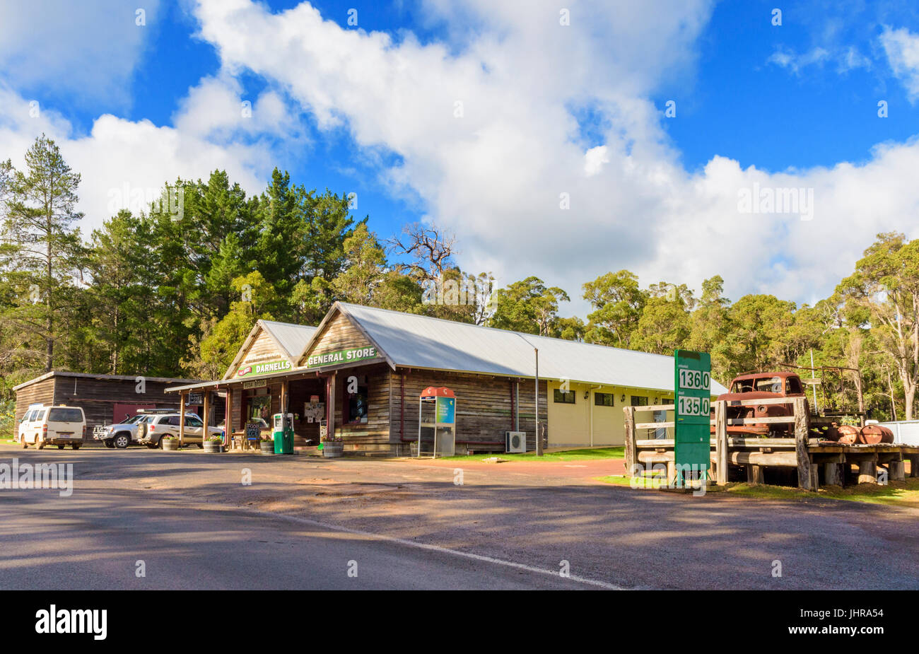 La minuscola cittadina Darnells General Store di Rosa Brook, nella regione di Margaret River dell Australia Occidentale Foto Stock