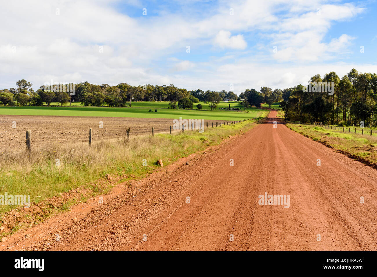 Strada di ghiaia nel paese agricolo vicino Cowaramup nella Regione di Margaret River dell Australia Occidentale Foto Stock