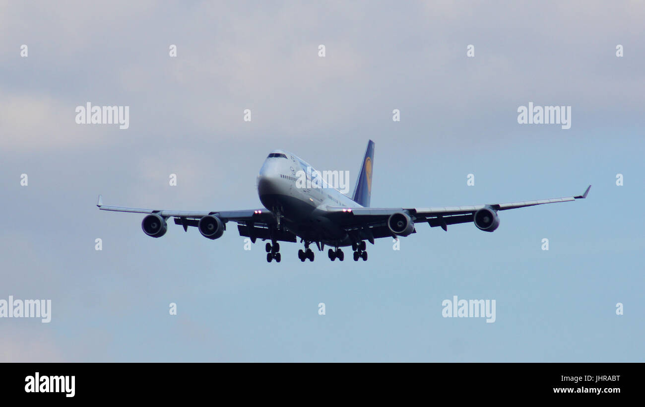 Francoforte, Germania - Febbraio 28th, 2015: il Lufthansa Boeing 747 - MSN 26427 - D-ABVN, denominato Dortmund atterraggio all'Aeroporto Internazionale di Francoforte FRA. La famosa e potente di aeromobile soprannominato come Jumbo ha il primo volo nel 1969. Il tipo più grandi operatori sono British Airways, Lufthansa, Korean Air e China Airlines Foto Stock