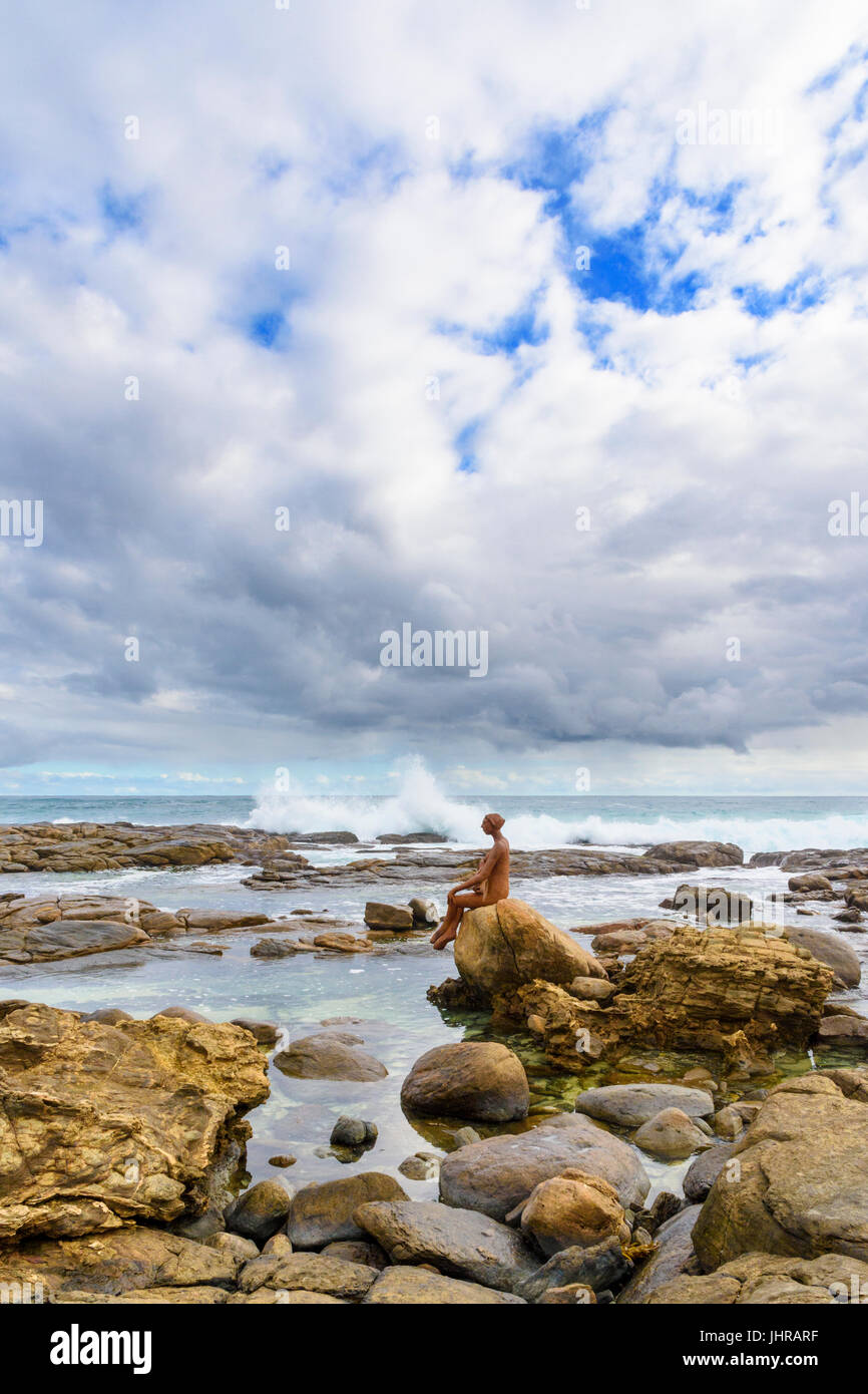 Le piscine di roccia vicino al Fiume Margaret River Mouth con il Russell Sheridan Lucia scultura arroccata su una roccia, Prevelly, Australia occidentale Foto Stock