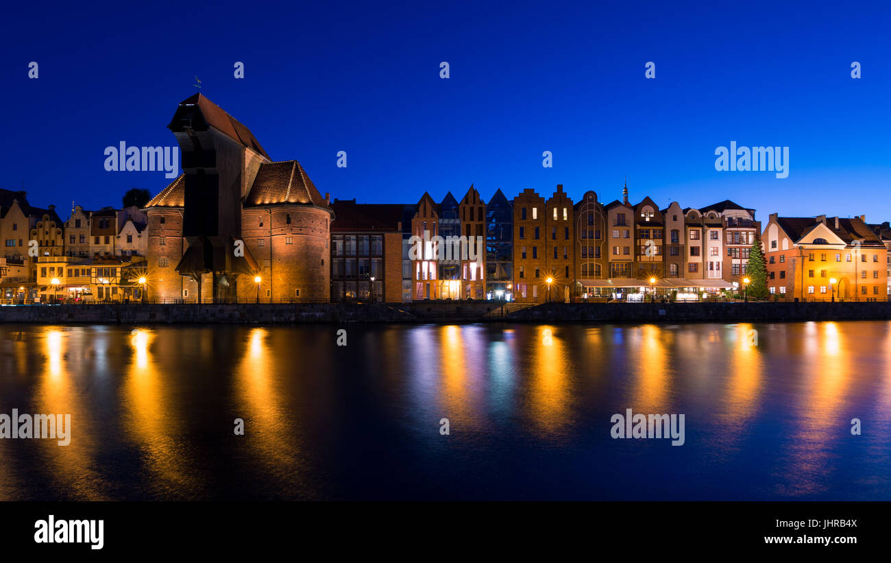 Vista della Città Vecchia di Danzica e il fiume Motlawa di notte Foto Stock