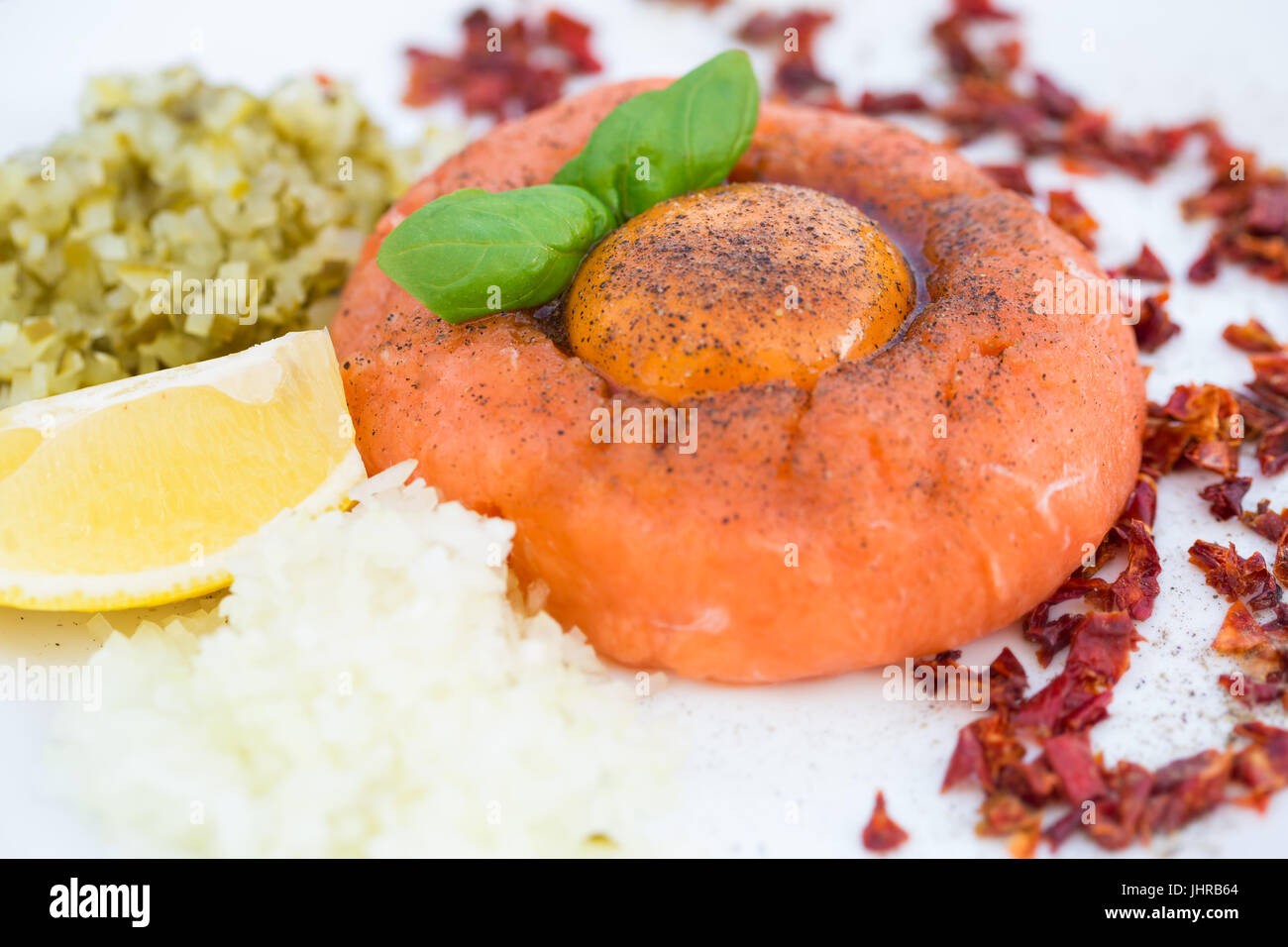 Tartara di salmone con uovo di cetriolo e cipolla Foto Stock
