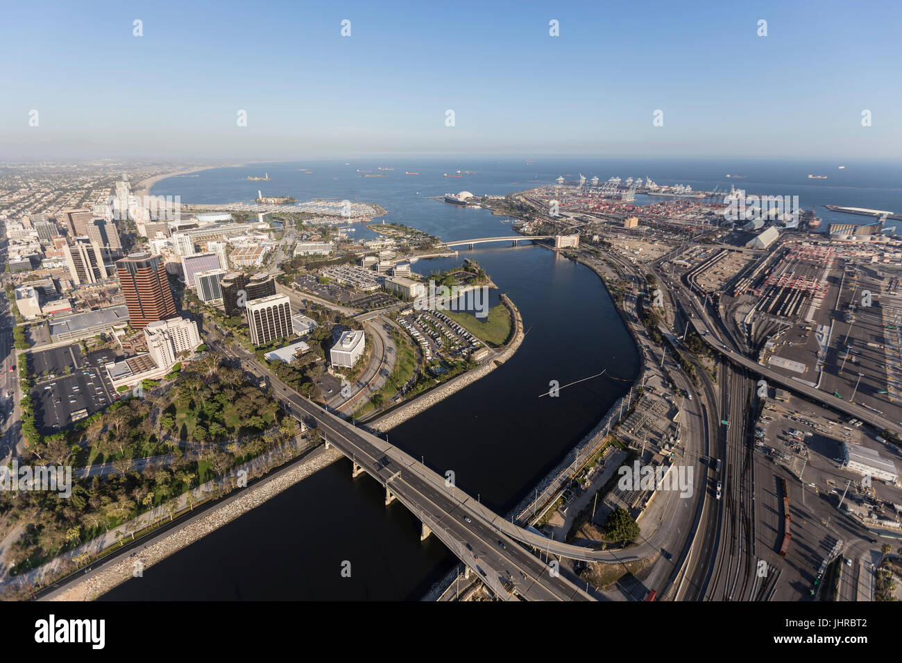 Vista aerea di strade, edifici, strutture portuali e la fine del fiume di Los Angeles nel centro cittadino di Long Beach in California. Foto Stock