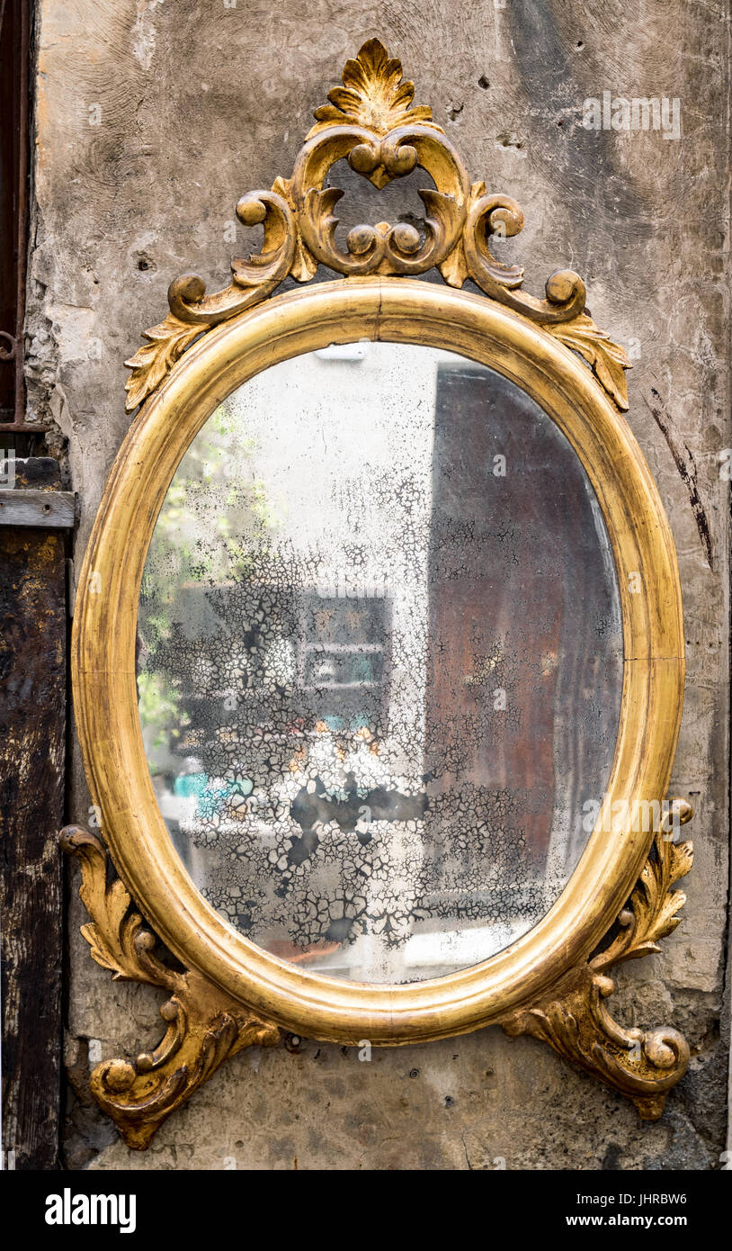 Classic specchio antico con cornice dorata incisa Foto stock - Alamy