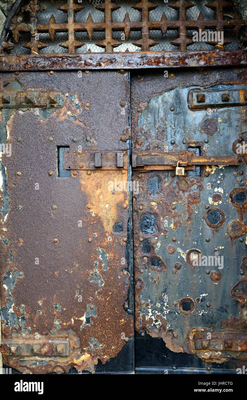 Rusty ruggine porta in ferro porta vecchia di St Catherines Fort Tenby un XIX secolo Palmerston Fort Pembrokesire Galles Cymru REGNO UNITO GB Foto Stock
