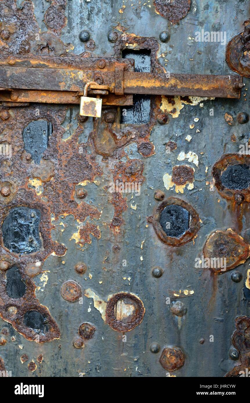 Rusty ruggine porta in ferro porta vecchia di St Catherines Fort Tenby un XIX secolo Palmerston Fort Pembrokesire Galles Cymru REGNO UNITO GB Foto Stock
